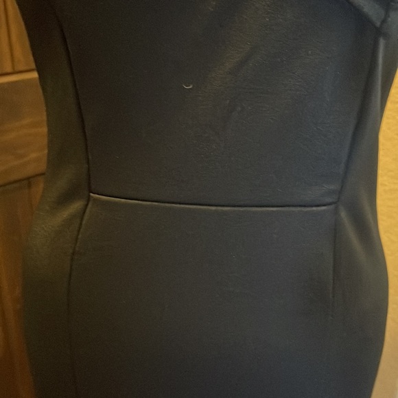 Bill Blass, simple black off the shoulder gown. Size M (6) High slit, lower left - Picture 4 of 10